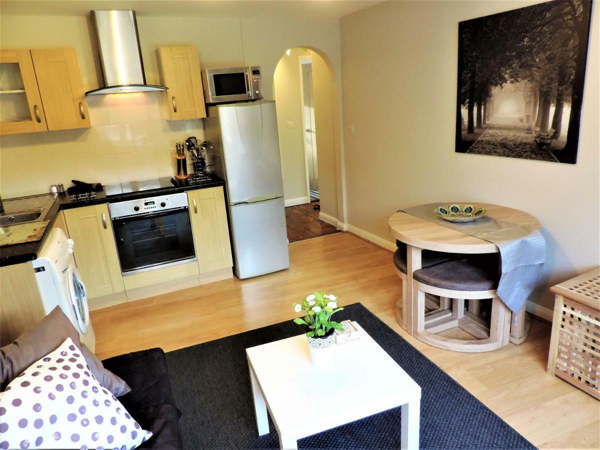 1 Bed Bagshot Pennyhill Accommodation Экстерьер фото