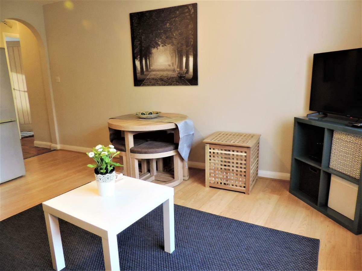 1 Bed Bagshot Pennyhill Accommodation Экстерьер фото